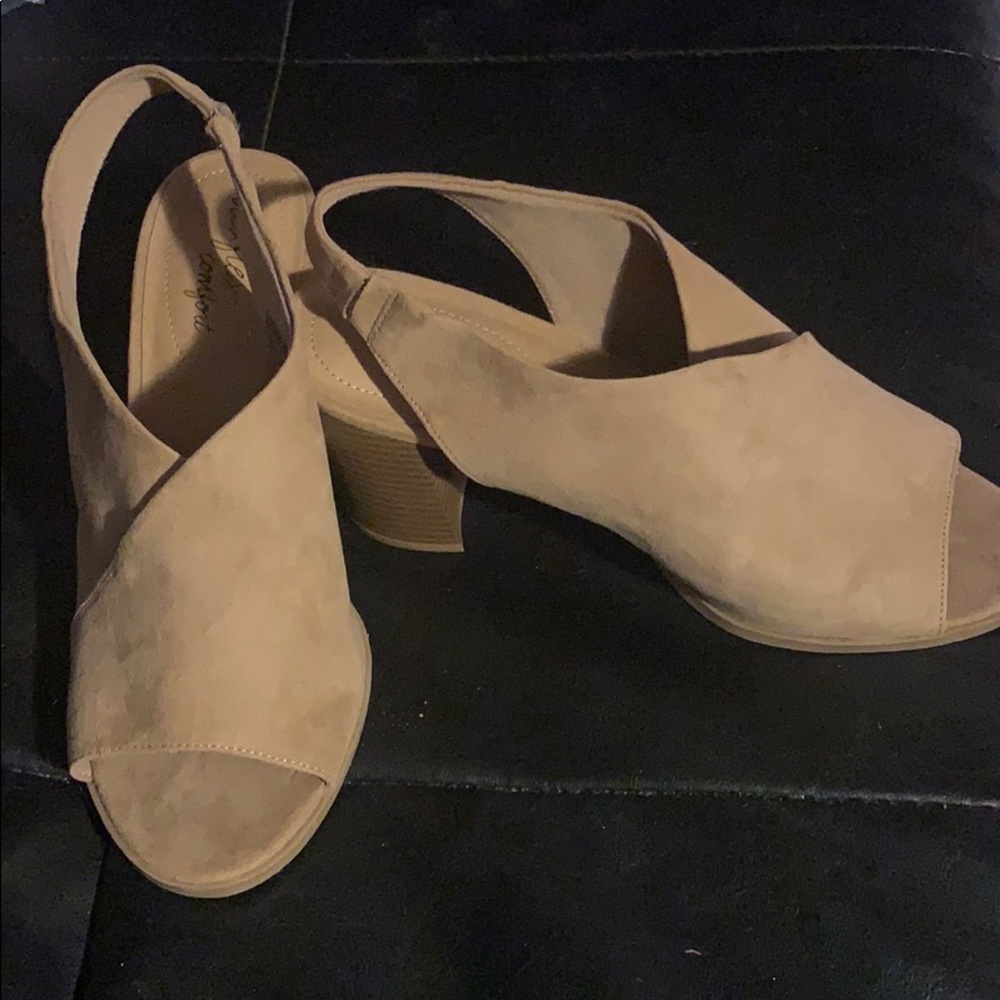 Dexflex beige peep toe heels